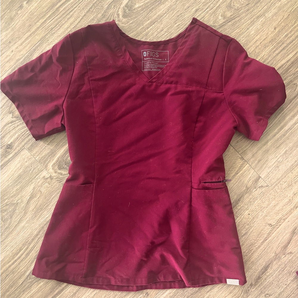 Maroon/burgundy Figs S scrub top